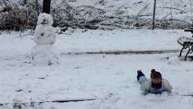 Un niño juega con la nieve en Madrid este jueves. Efe