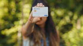 Una mujer sostiene una tarjeta de Simple, la 'fintech' que BBVA ha cerrado en Estados Unidos