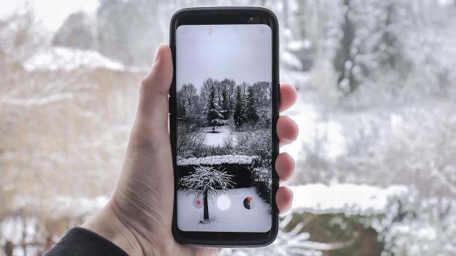 Móvil sacándole fotos a la nieve.