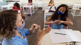 Una alumna sorda asiste a clase en una foto de archivo.