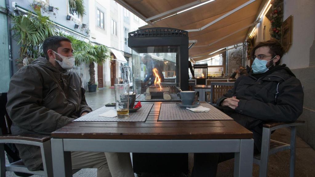 Dos jóvenes toman una consumición en una terraza en Lugo.