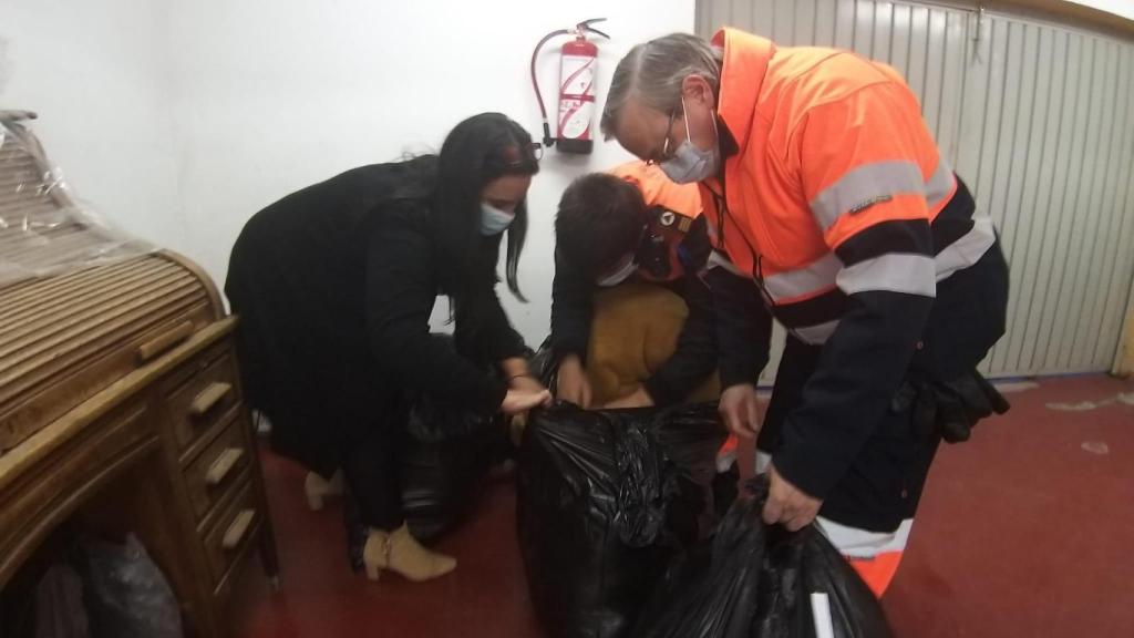 Voluntarios de Protección Civil recogen una docena de mantas en las dependencias del Edificio Social