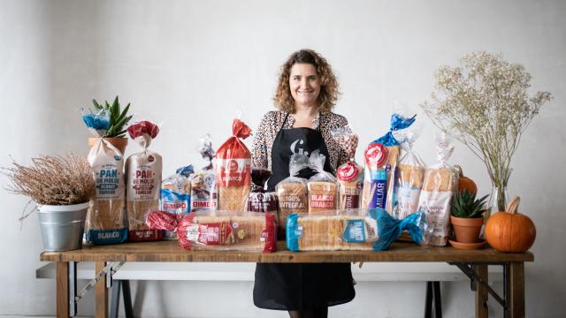 Rocío Romero, ingeniera técnica agrícola experta en repostería y pan, junto a los panes de molde de los supermercados.