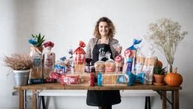 Rocío Romero, ingeniera técnica agrícola experta en repostería y pan, junto a los panes de molde de los supermercados.