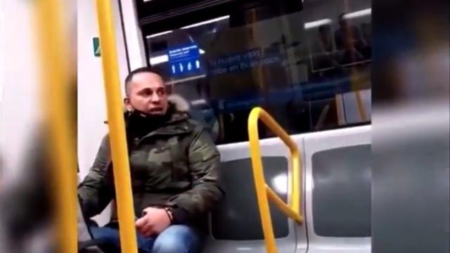 El hombre racista en uno de los fotogramas del vídeo en el que insulta a una mujer latinoamericana.