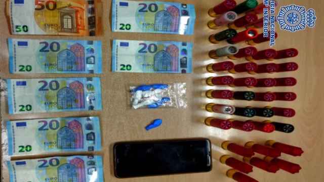 Dinero y efectos intervenidos a un vecino de Marín (Pontevedra) detenido por trapicheo de drogas