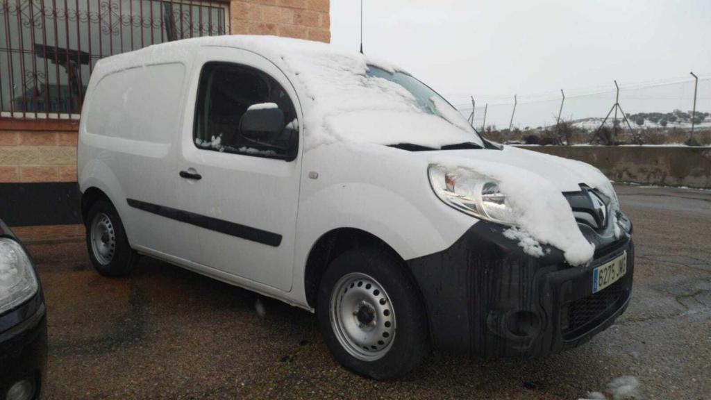 Una Kangoo blanca en la nevada Aranjuez.