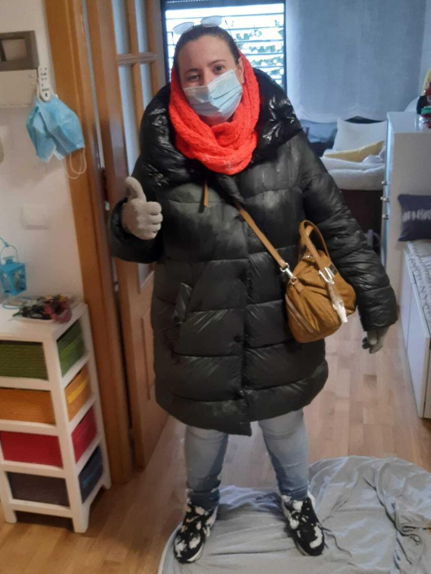 Laura Dones, tras llegar a su casa después de andar 5 kilómetros bajo la nieve.