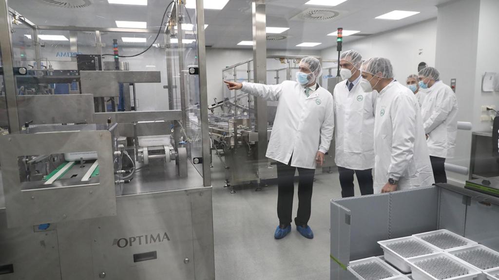 El presidente del Gobierno, Pedro Sánchez, visitando la planta de Rovi de San Sebastián de los Reyes (Madrid).