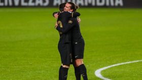 Leo Messi y Antoine Griezmann se abrazan durante el partido frente al Granada