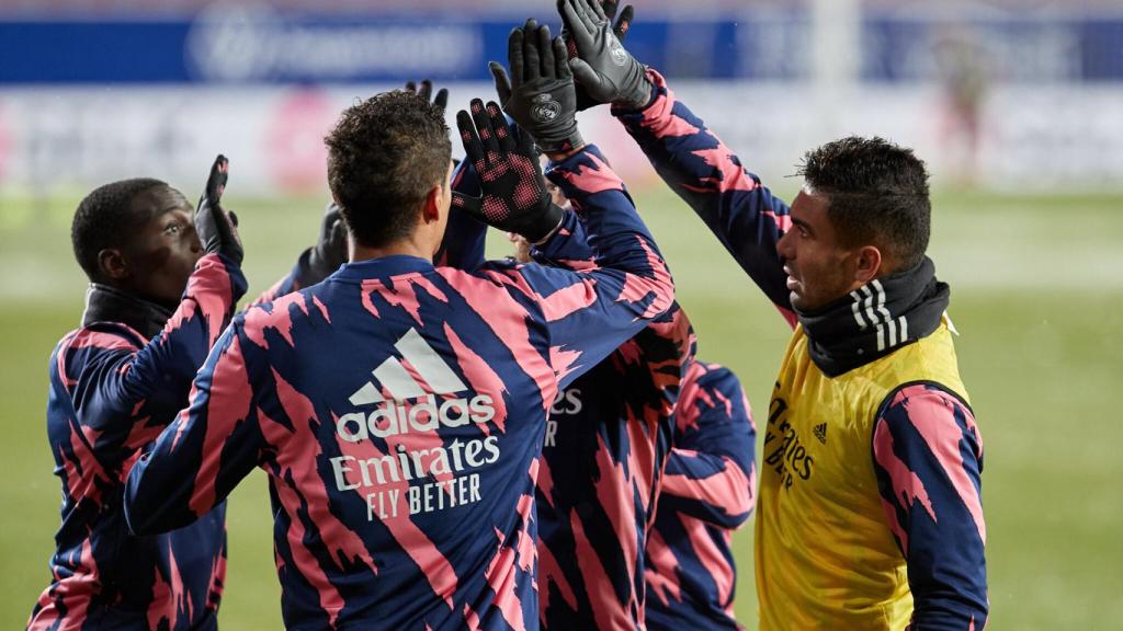 La piña de los jugadores del Real Madrid antes de enfrentarse a Osasuna