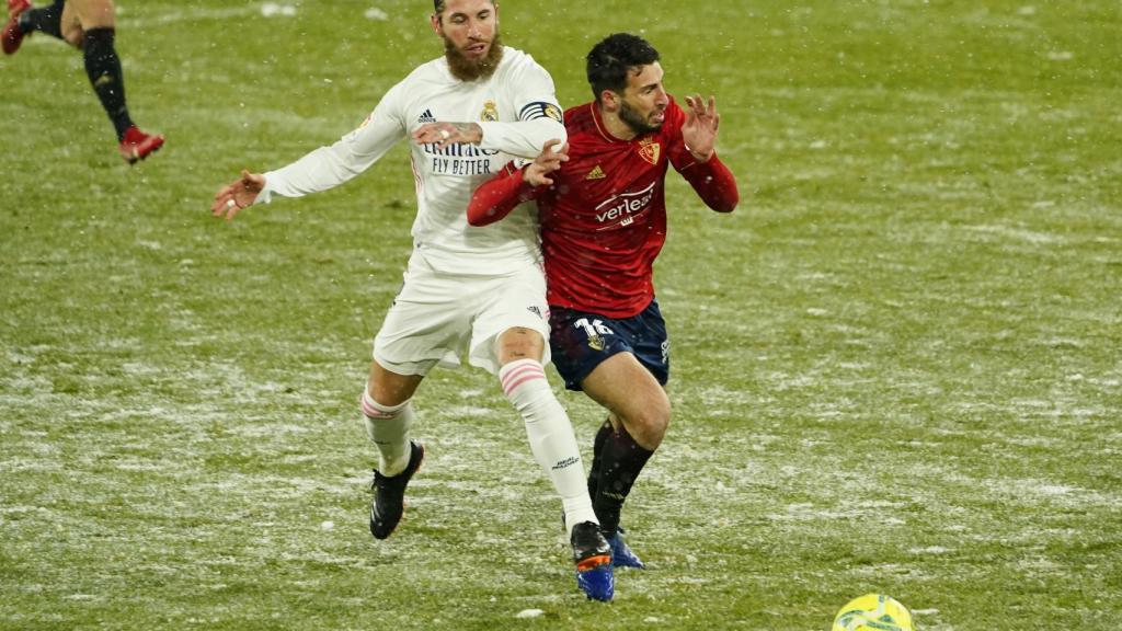 Jonathan Calleri y Sergio Ramos pelean por un balón