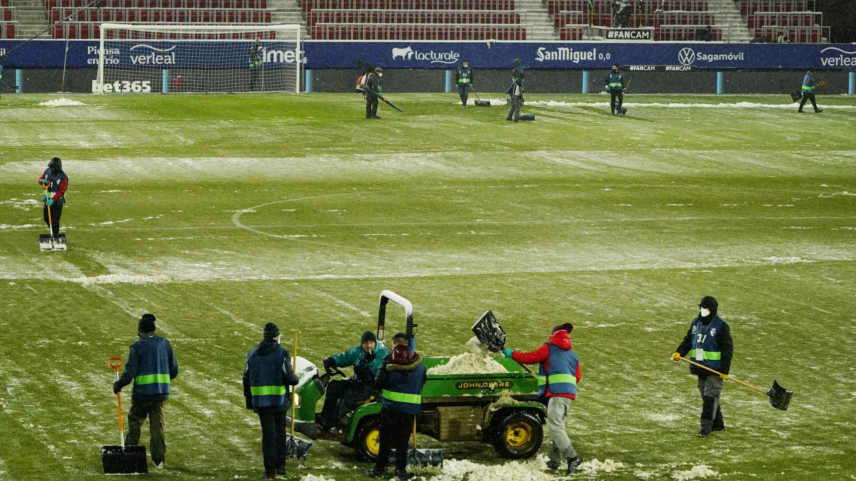 Así retiraban la nieve antes del Osasuna - Real Madrid