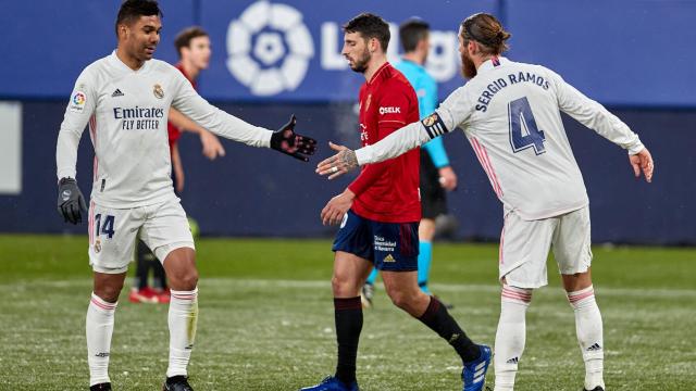 Casemiro y Sergio Ramos se saludan