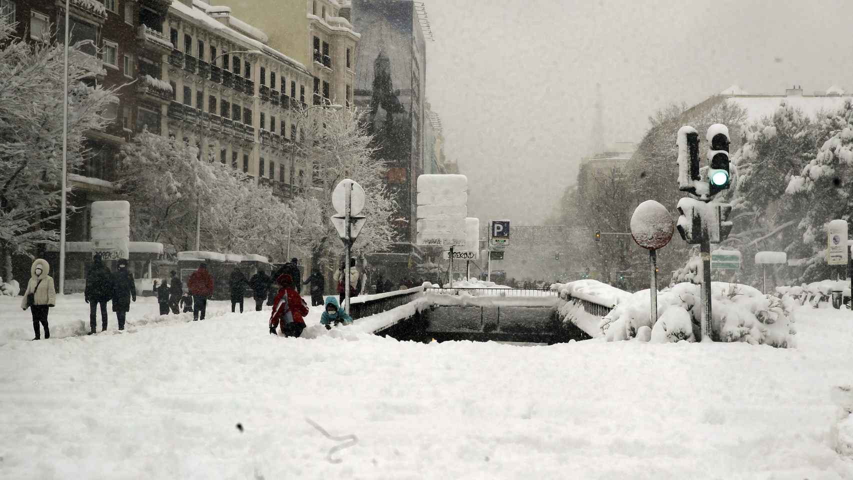 Vista de la Plaza de Colón de Madrid, este sábado, cubierta de nieve.
