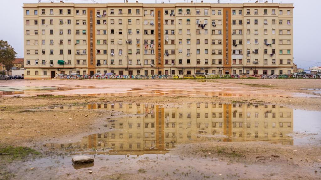 Bloques Portuarios del barrio, frente a la explanada que espera una dotación deportiva pendiente.