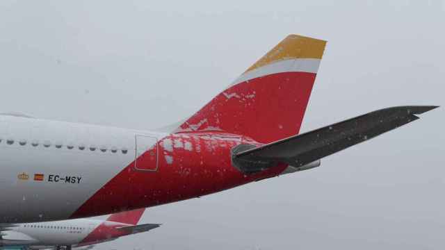 Avión de Iberia con restos de nieve.