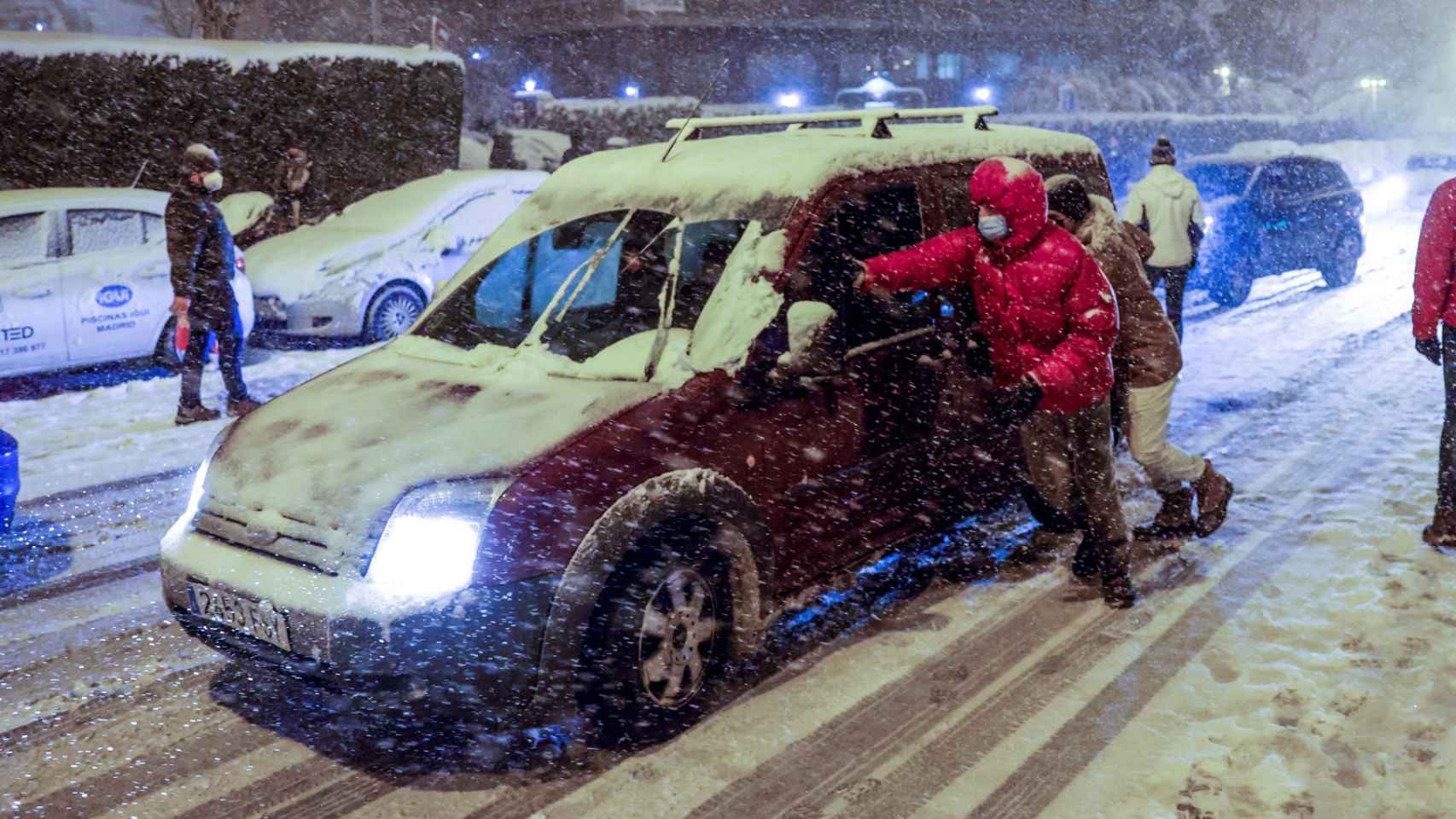 Imagen de unos usuarios ayudando a un coche en Madrid.
