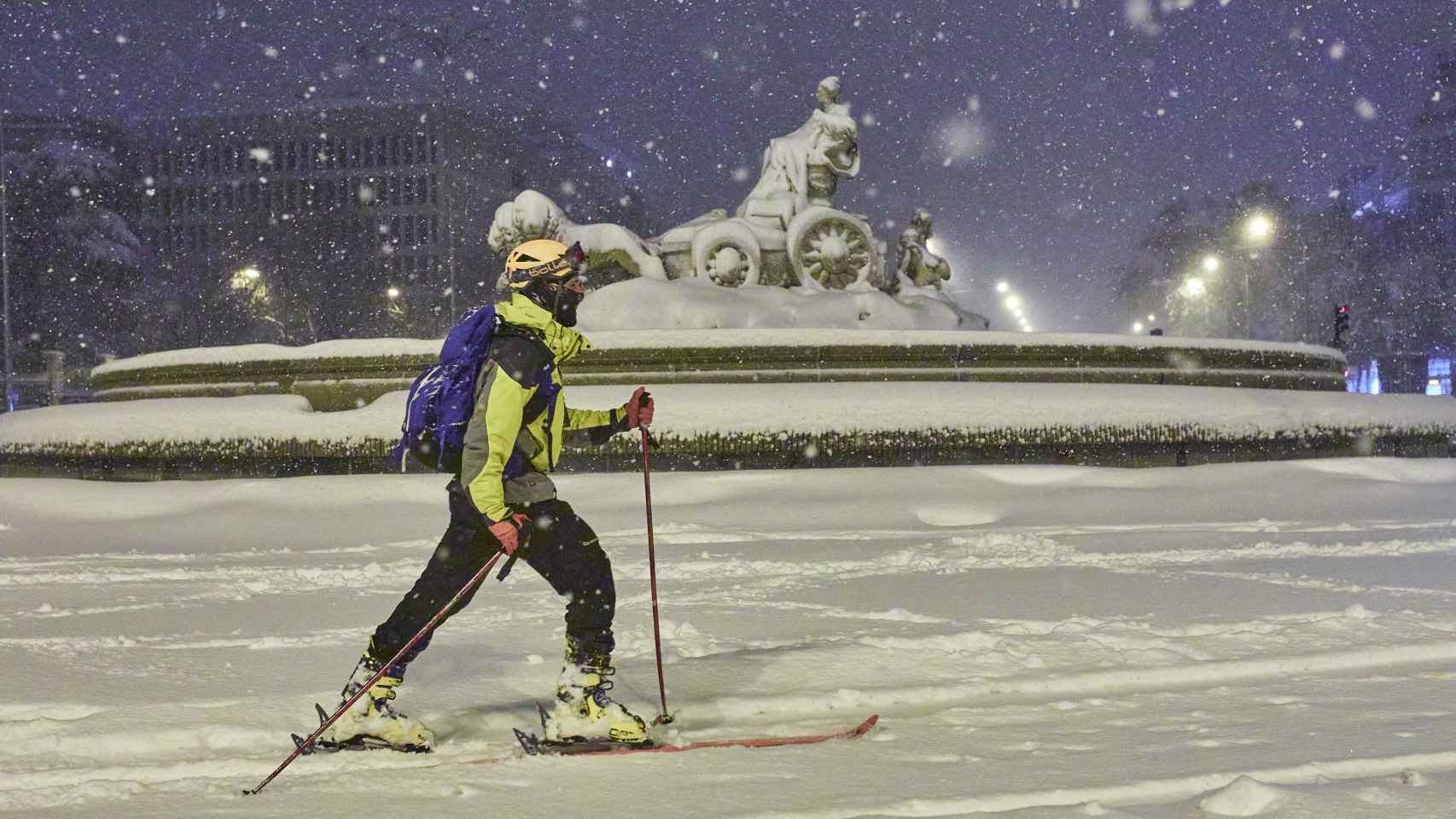 Una persona esquiando en el centro de Madrid.