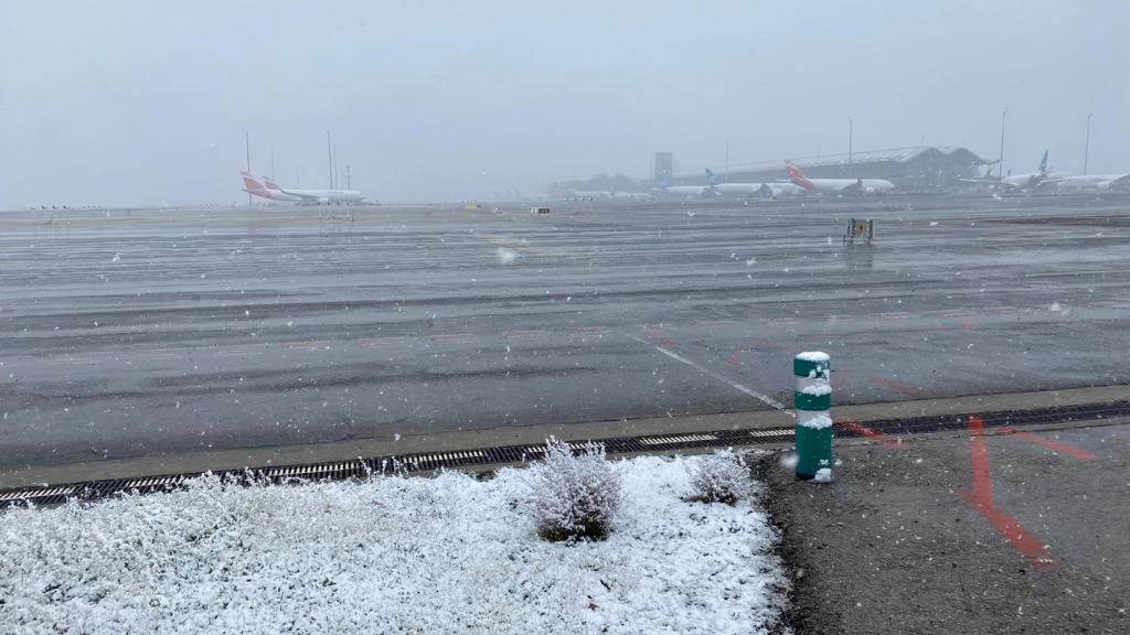 El aeropuerto de Barajas nevado.