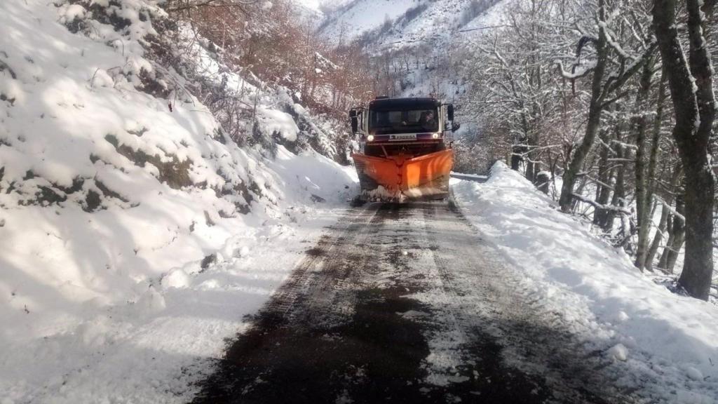 Limpieza de carreteras en Os Ancares.