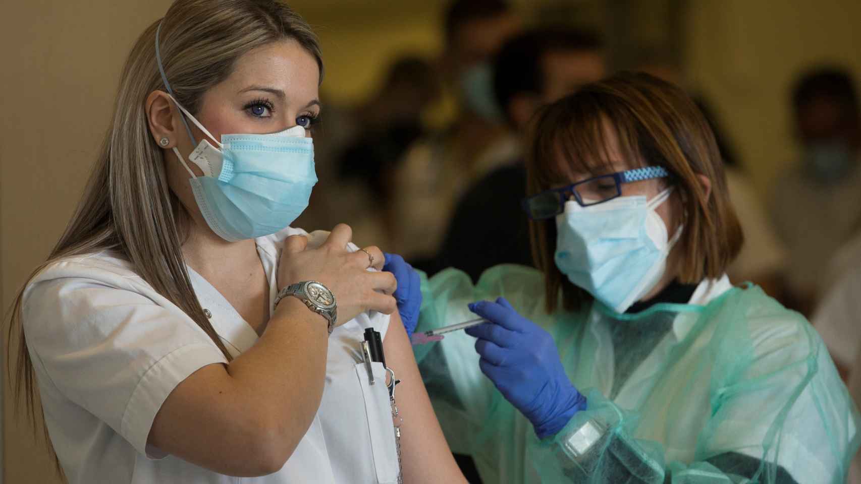 Personal sanitario del Hospital de Sant Pau de Barcelona recibe la vacuna contra la Covid 19.