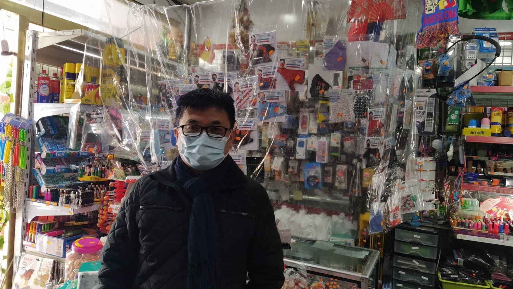 Li (50 años) regenta el Bazar Oriental, una tienda en la que vende todo tipo de artilugios.