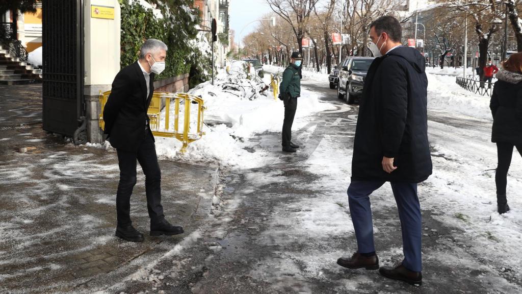 El presidente del Gobierno, Pedro Sánchez (d) y el ministro del Interior, Fernando Grande-Marlaska (i), este domingo.