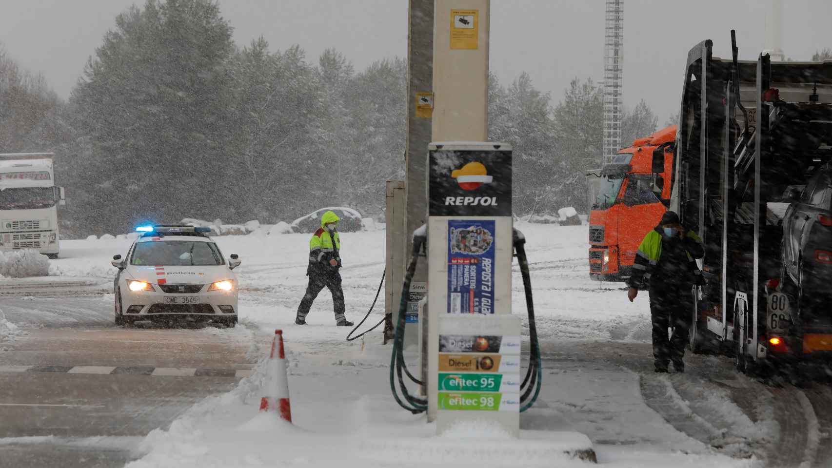 Varias carreteras se han cortado en Cataluña por culpa del temporal de nieve.