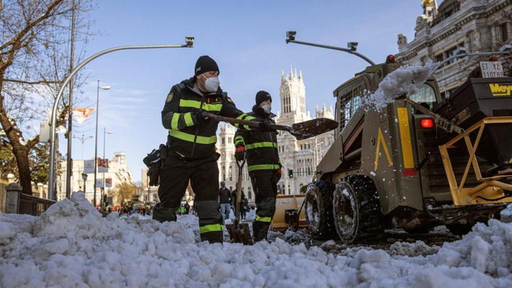 La UME despeja de nieve el entorno de la Plaza de Cibeles en Madrid.