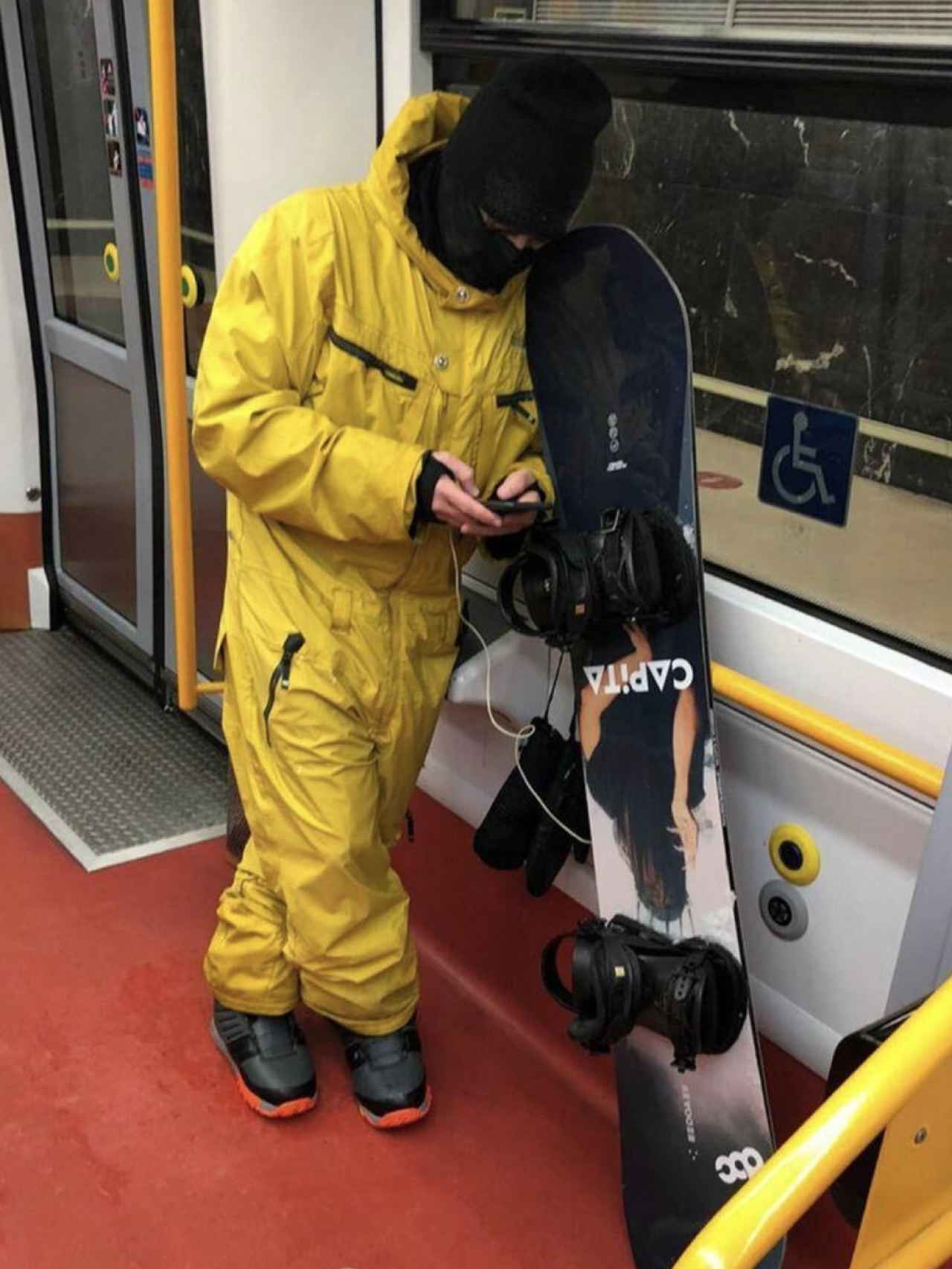 Jaime Alonso, equipado para practicar 'snowboard', en el Metro de Madrid.