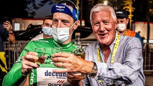 Patrick Lefevere celebra una victoria con Sam Bennett