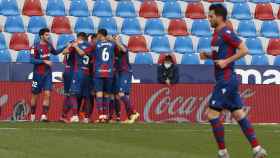 Los jugadores del Levante celebran el gol