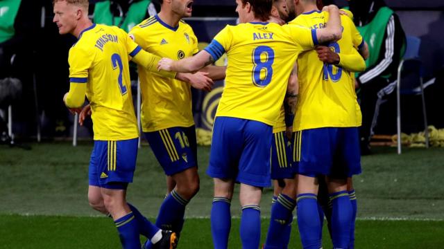 Los jugadores del Cádiz celebran un gol ante el Alavés