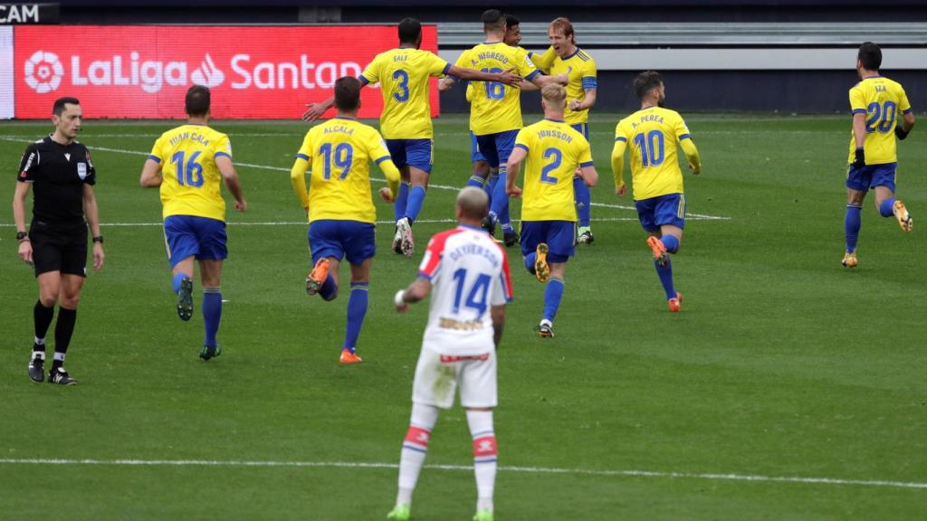 Los jugadores del Cádiz celebran el primer gol ante el Alavés