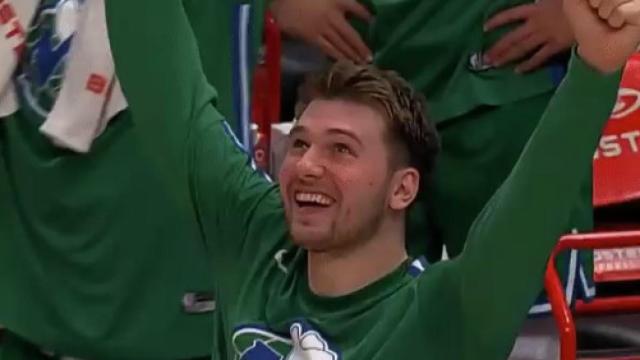 Luka Doncic celebra una canasta