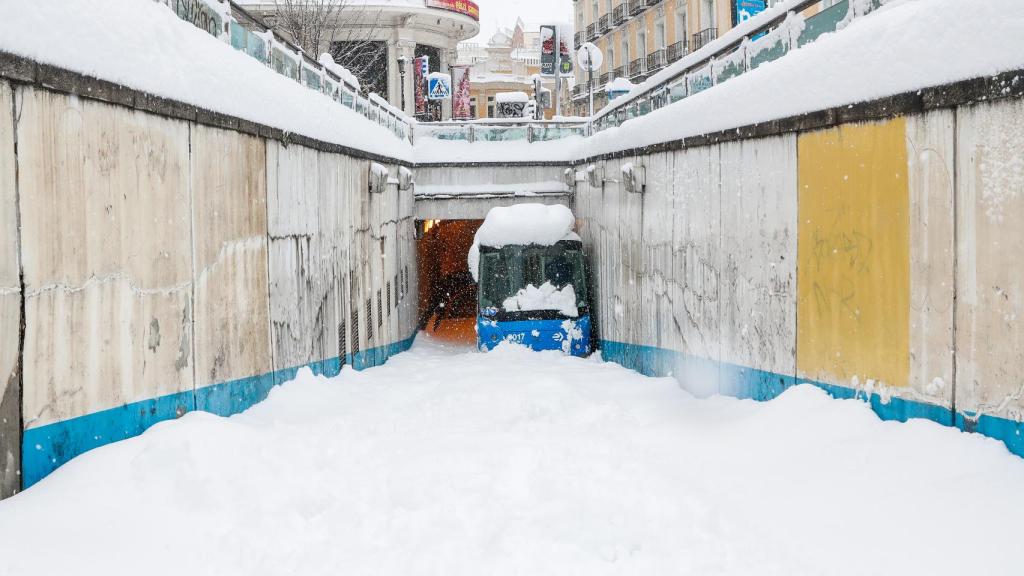 Un autobús varado en un túnel por la nieve en Madrid.