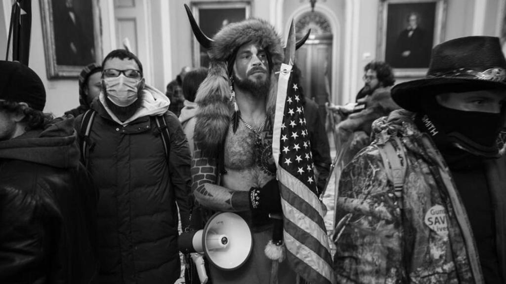 Seguidores de Donald Trump mientras irrumpen en el Capitolio de los Estados Unidos durante unas protestas, en Washington (Estados Unidos).