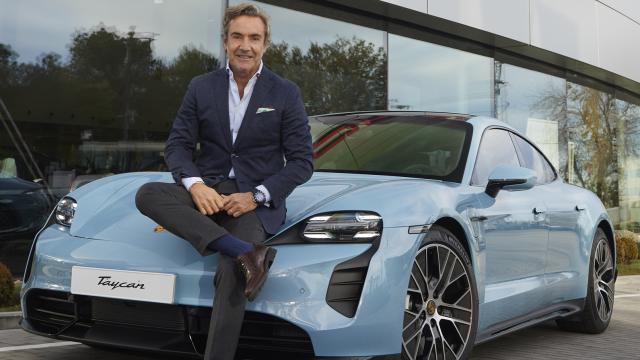 Tomás Villén (CEO de Porsche Ibérica) sentado sobre el Taycan, el primer eléctrico de la marca.