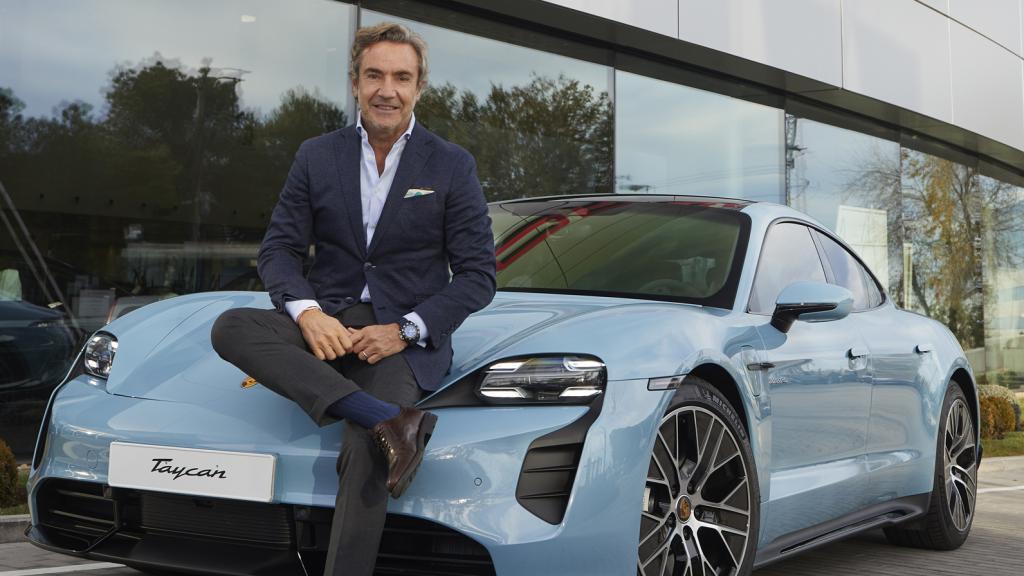 Tomás Villén (CEO de Porsche Ibérica) sentado sobre el Taycan, el primer eléctrico de la marca.