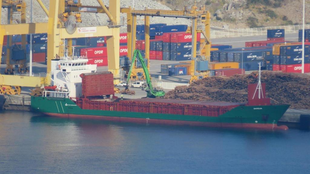 Buque ‘Daroja’ en el puerto exterior de Ferrol.