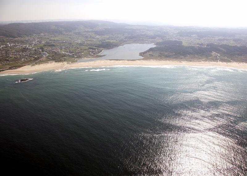 Vista de la playa y laguna de Valdoviño   turismo.gal