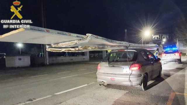 Interceptado en Pontevedra un coche que circulaba con una tabla de ocho metros en el techo