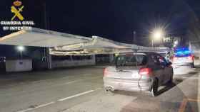 Interceptado en Pontevedra un coche que circulaba con una tabla de ocho metros en el techo