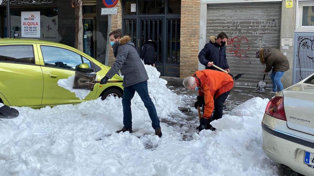 Casado, retirando la nieve con una pala.