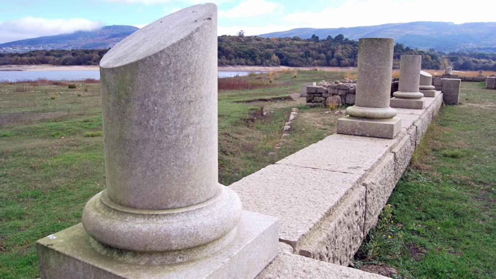 Restos de columnas del campamento romano de Porto Quintela.