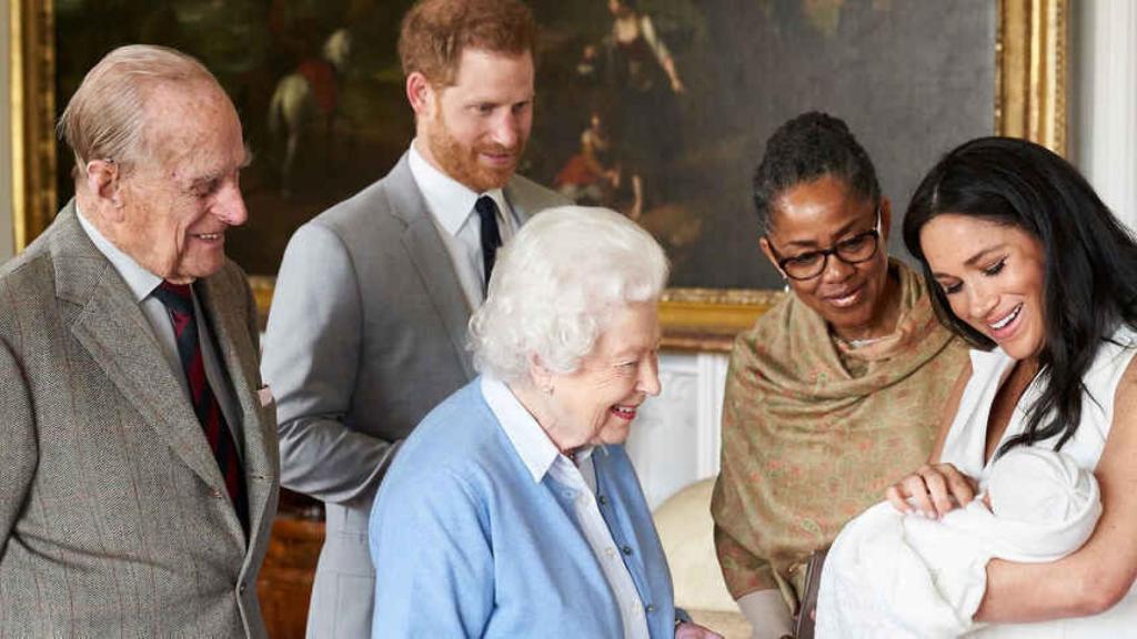 Los Duques de Sussex mostrando el pequeño Archie a Isabel II y Felipe de Edimburgo.