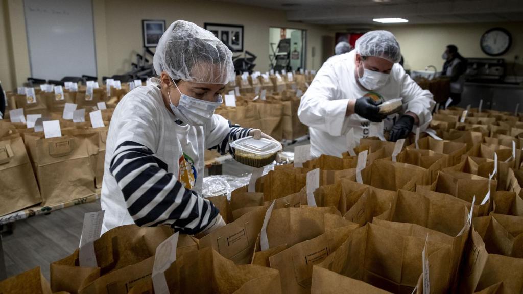 Preparación de la comida en la ONG del chef José Andrés.