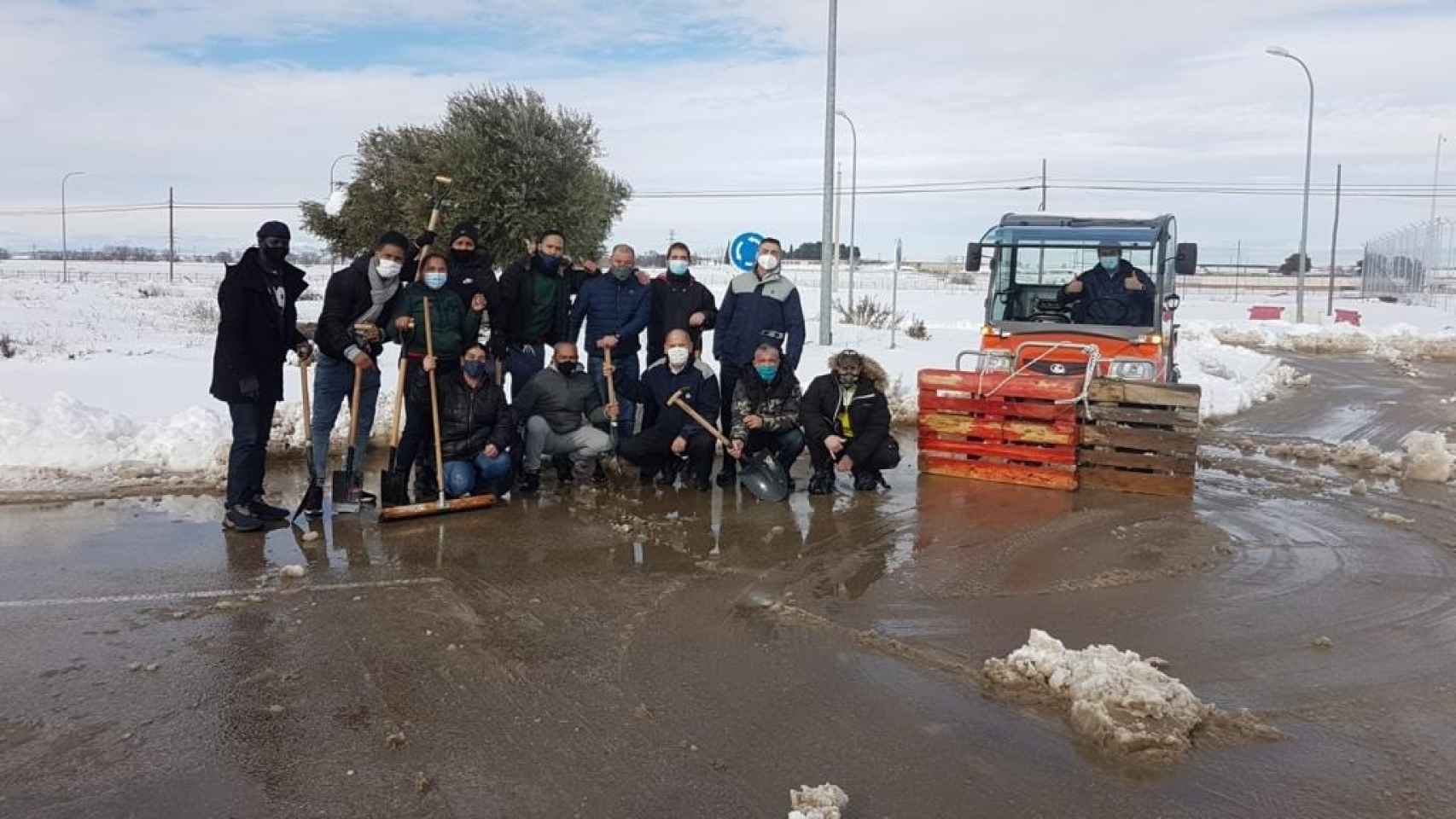 Los trabajadores de Navalcarnero se organizaron para quitar la nieve por sus propios medios.