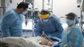Uno de los pacientes críticos ingresado en la UCI del Hospital Puerta de Hierro.